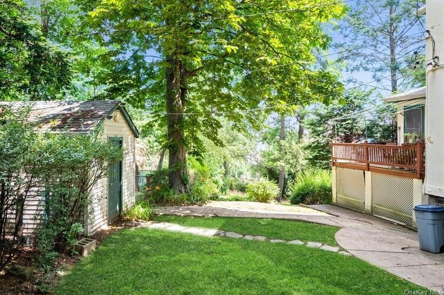 27 Berkeley Ave, Yonkers NY 10705-3712 exterior