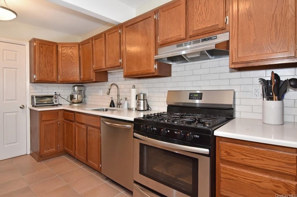 82 Carrollwood Dr, North Tarrytown NY  10591-5205 exterior