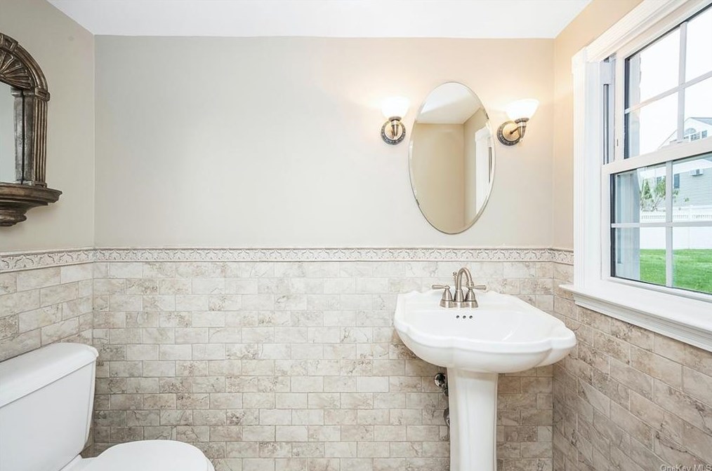 132 Longvue Ter, Yonkers NY 10710-3047 exterior