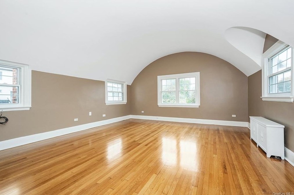 132 Longvue Ter, Yonkers NY 10710-3047 exterior