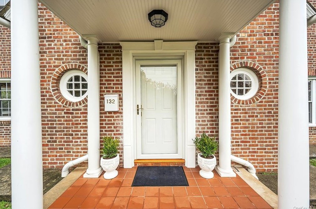 132 Longvue Ter, Yonkers NY 10710-3047 exterior