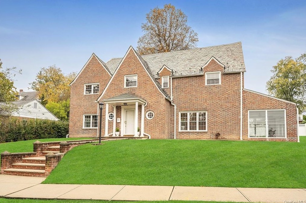 132 Longvue Ter, Yonkers NY 10710-3047 exterior