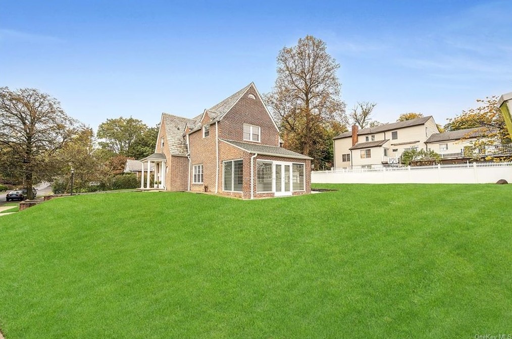 132 Longvue Ter, Yonkers NY 10710-3047 exterior