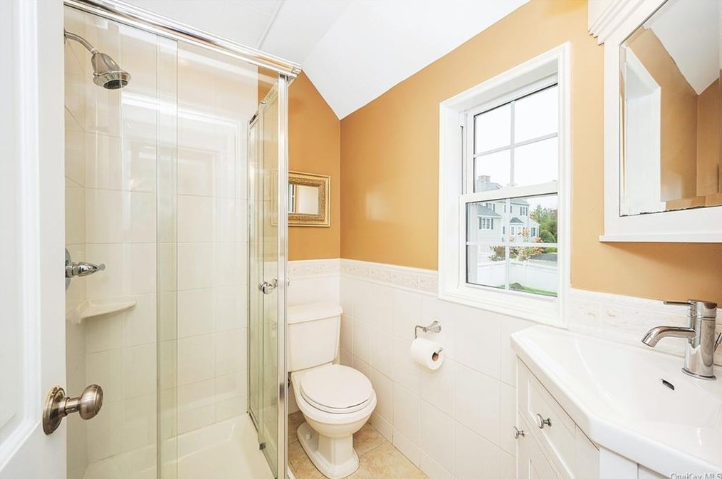 132 Longvue Ter, Yonkers NY 10710-3047 exterior