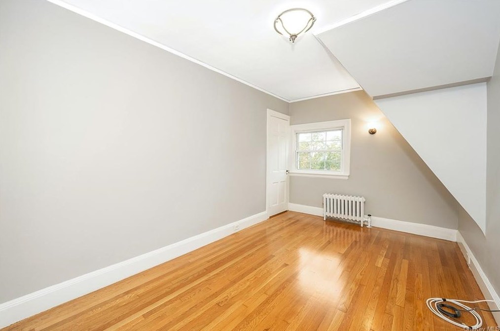 132 Longvue Ter, Yonkers NY 10710-3047 exterior