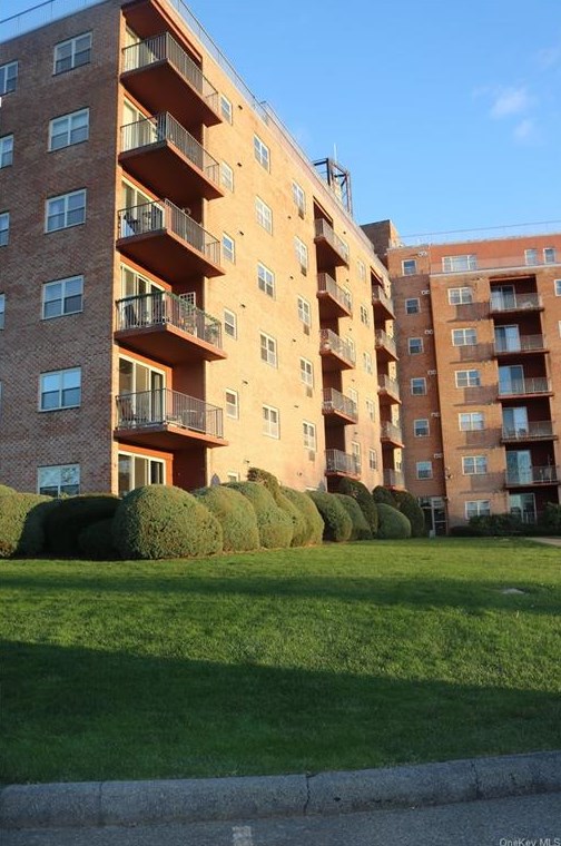 1 Lakeview Dr, Peekskill NY 10566-2222 exterior