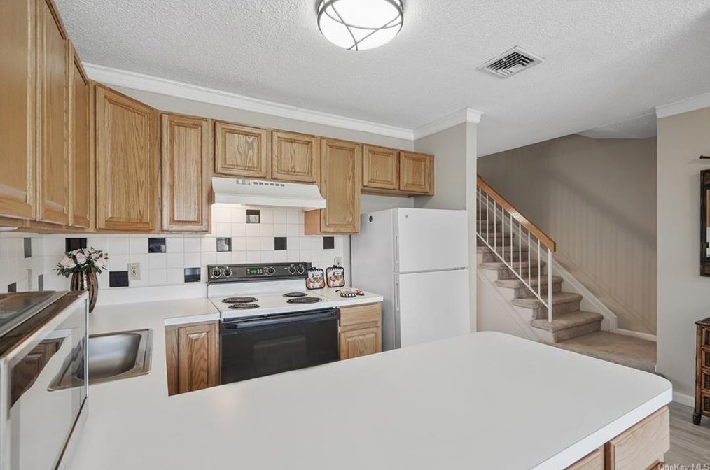 20 Elmwood Cir, Peekskill NY 10566-4953 exterior