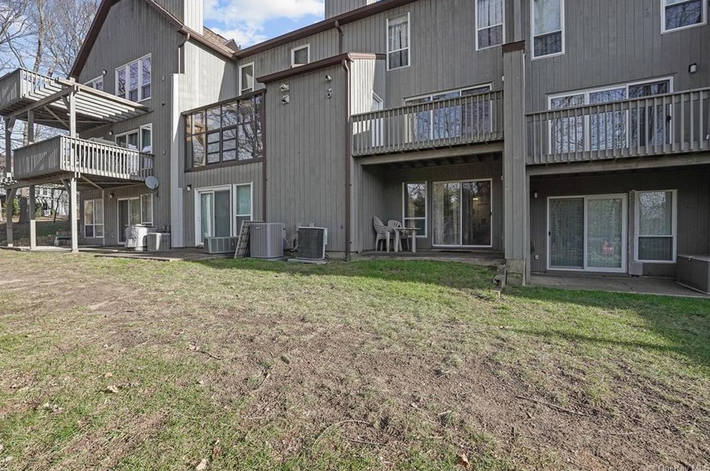 20 Elmwood Cir, Peekskill NY 10566-4953 exterior