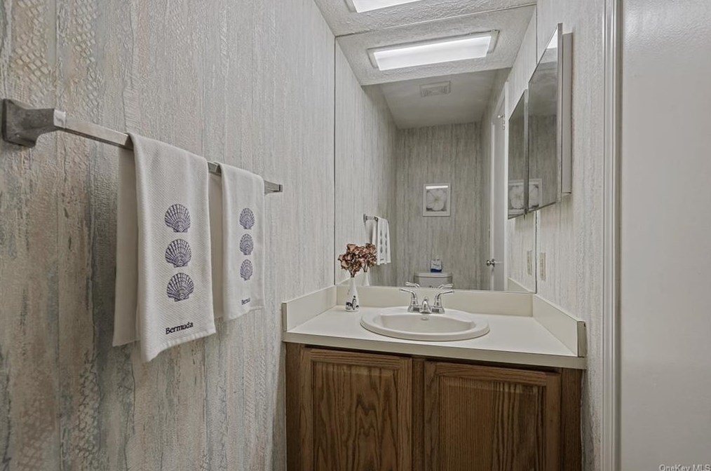 20 Elmwood Cir, Peekskill NY 10566-4953 exterior