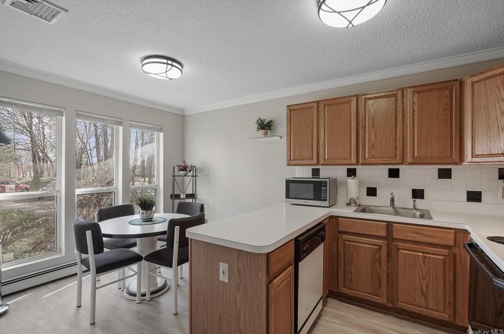 20 Elmwood Cir, Peekskill NY 10566-4953 exterior