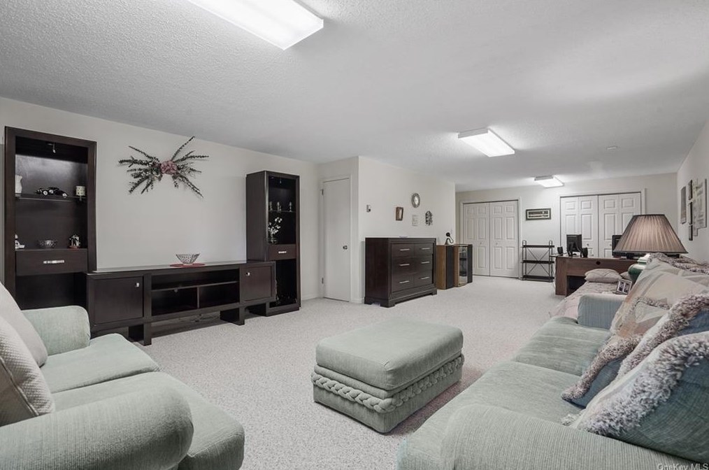 20 Elmwood Cir, Peekskill NY 10566-4953 exterior