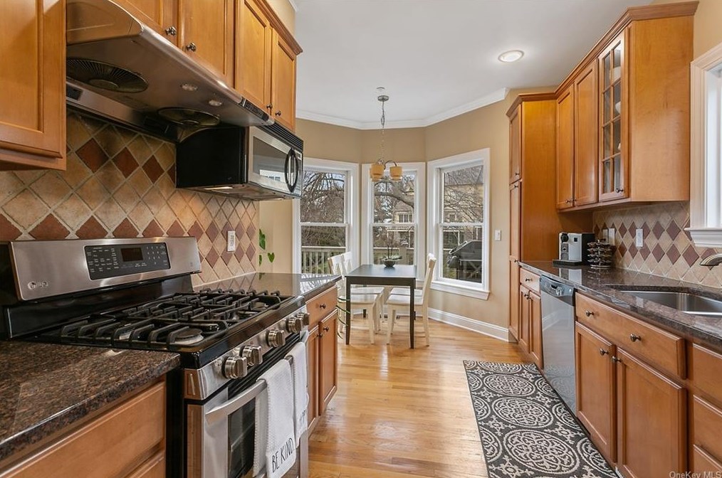 44 Lndg Dr, Dobbs Ferry NY 10522-1184 exterior