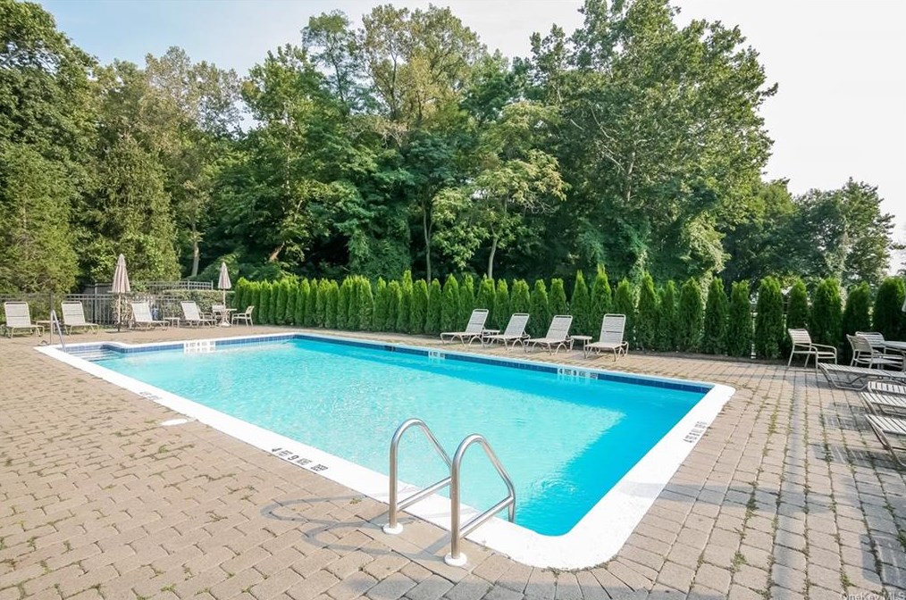 44 Lndg Dr, Dobbs Ferry NY 10522-1184 exterior