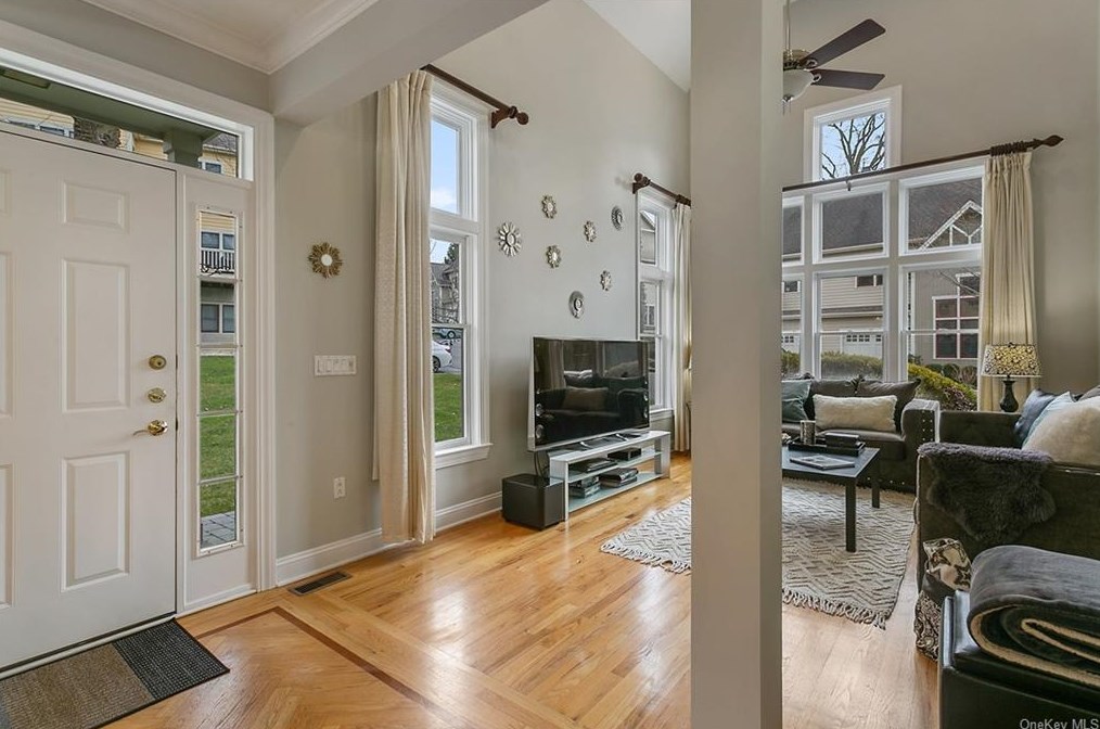 44 Lndg Dr, Dobbs Ferry NY 10522-1184 exterior