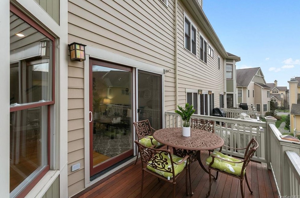 44 Lndg Dr, Dobbs Ferry NY 10522-1184 exterior