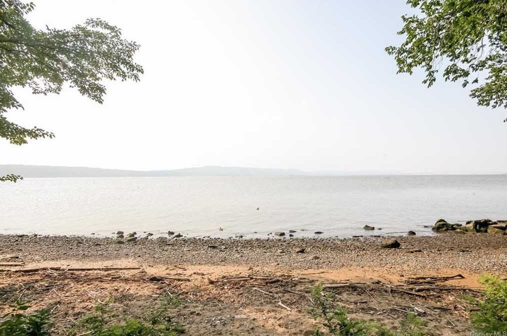 44 Lndg Dr, Dobbs Ferry NY 10522-1184 exterior