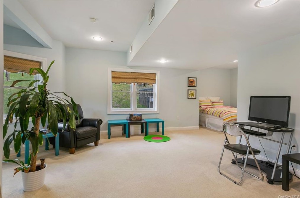 44 Lndg Dr, Dobbs Ferry NY 10522-1184 exterior