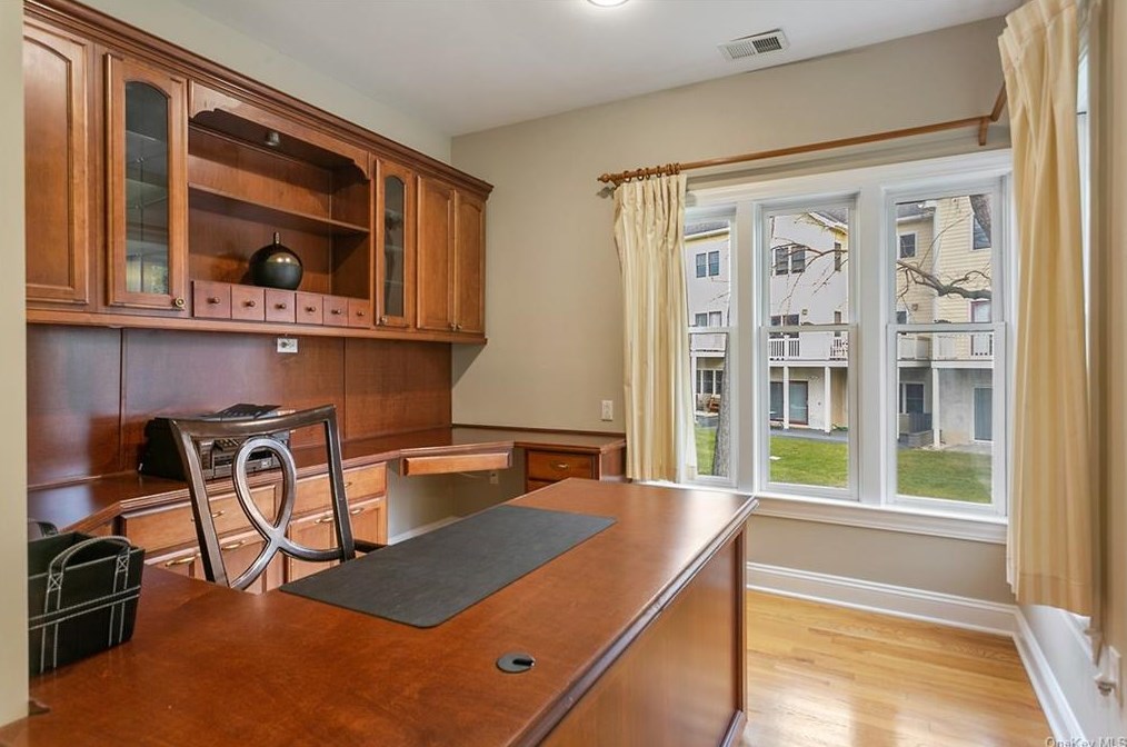 44 Lndg Dr, Dobbs Ferry NY 10522-1184 exterior