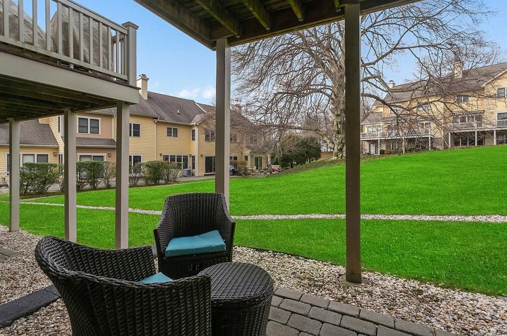 44 Lndg Dr, Dobbs Ferry NY 10522-1184 exterior