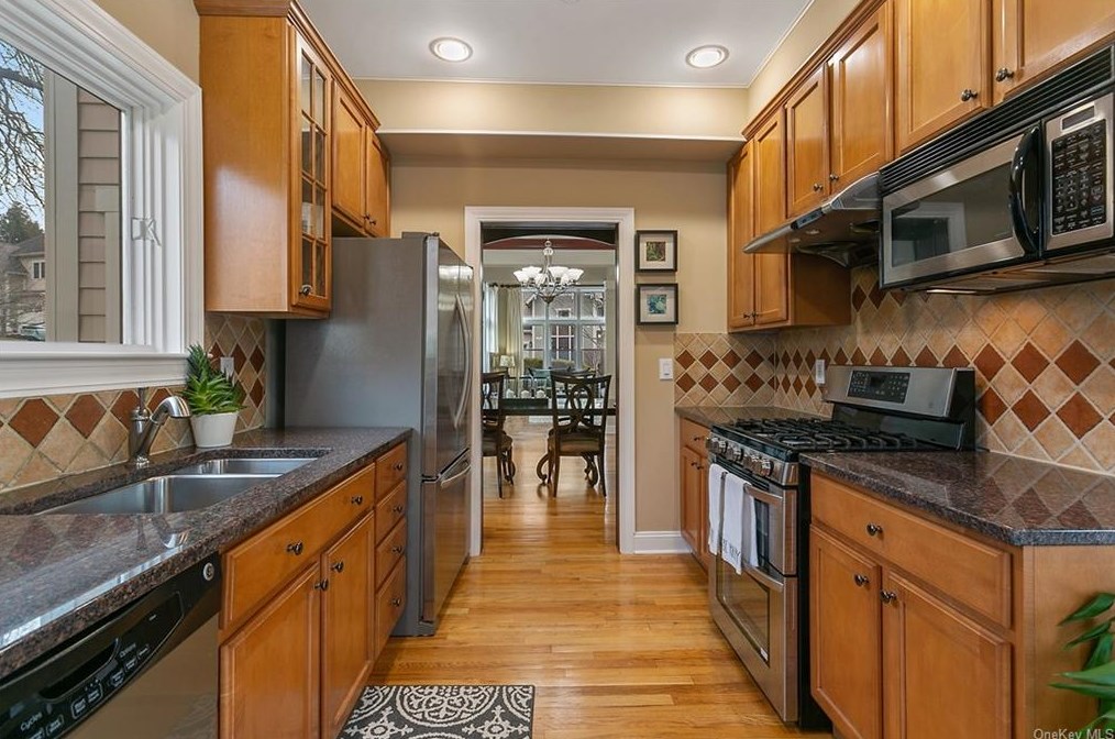 44 Lndg Dr, Dobbs Ferry NY 10522-1184 exterior