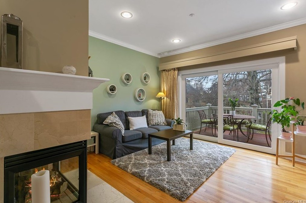 44 Lndg Dr, Dobbs Ferry NY 10522-1184 exterior