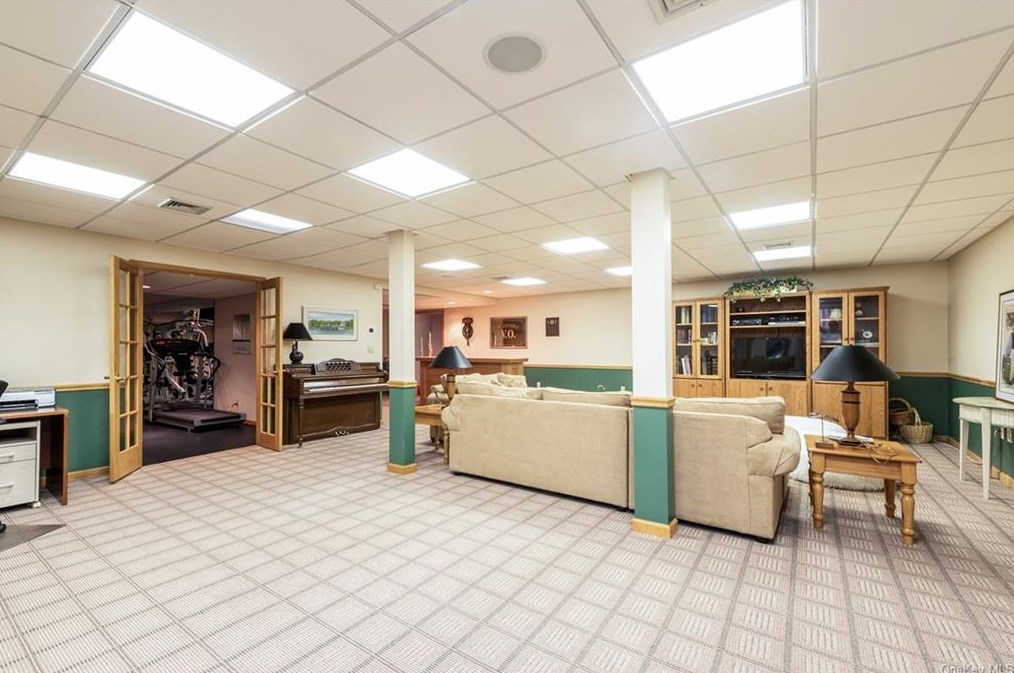 7 Mount Holly Dr, Rye NY 10580-1857 exterior