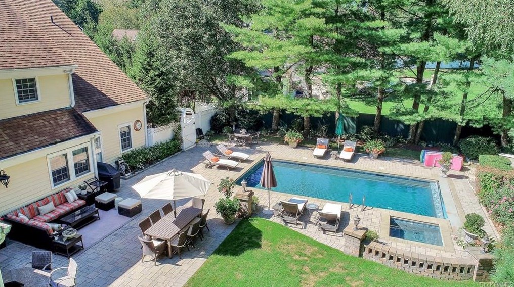 7 Mount Holly Dr, Rye NY 10580-1857 exterior