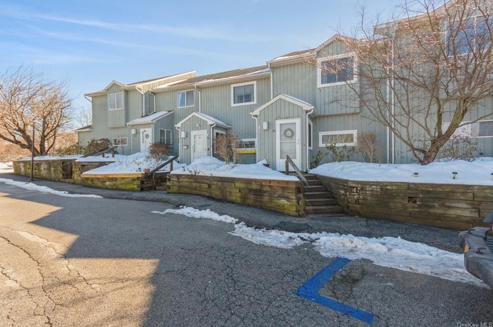 25 Waterview Est, Peekskill NY 10566-4437 exterior