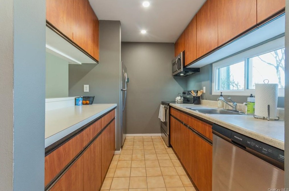 25 Waterview Est, Peekskill NY 10566-4437 exterior