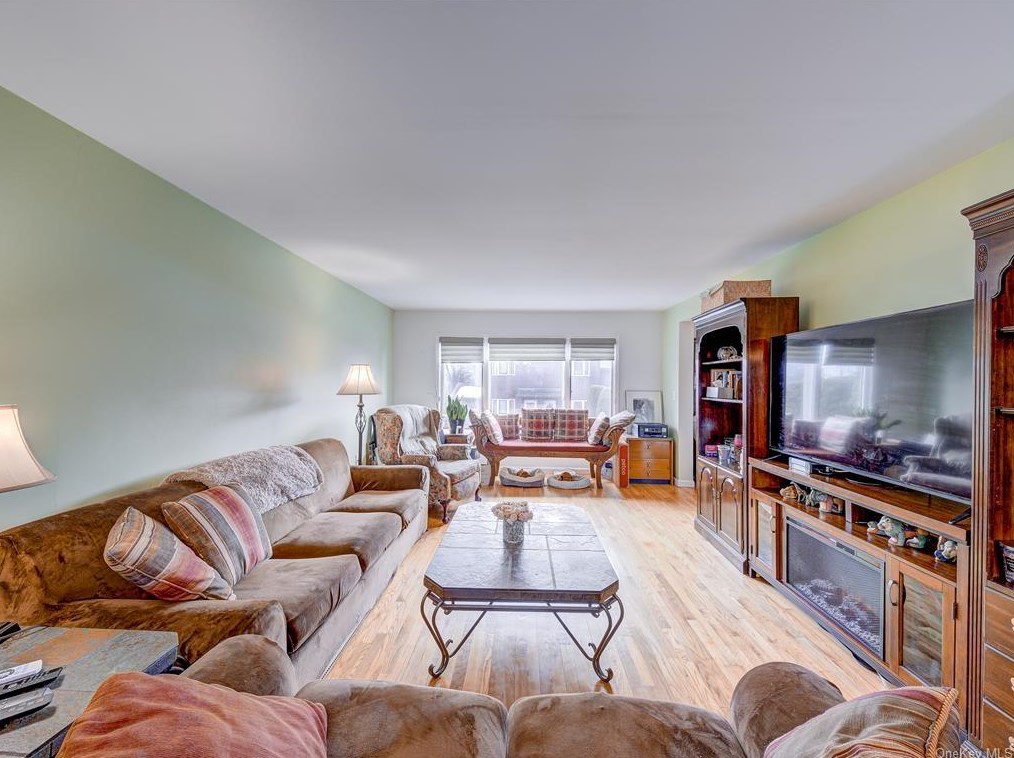 2 Vista Ct, Crotonville, NY 10562