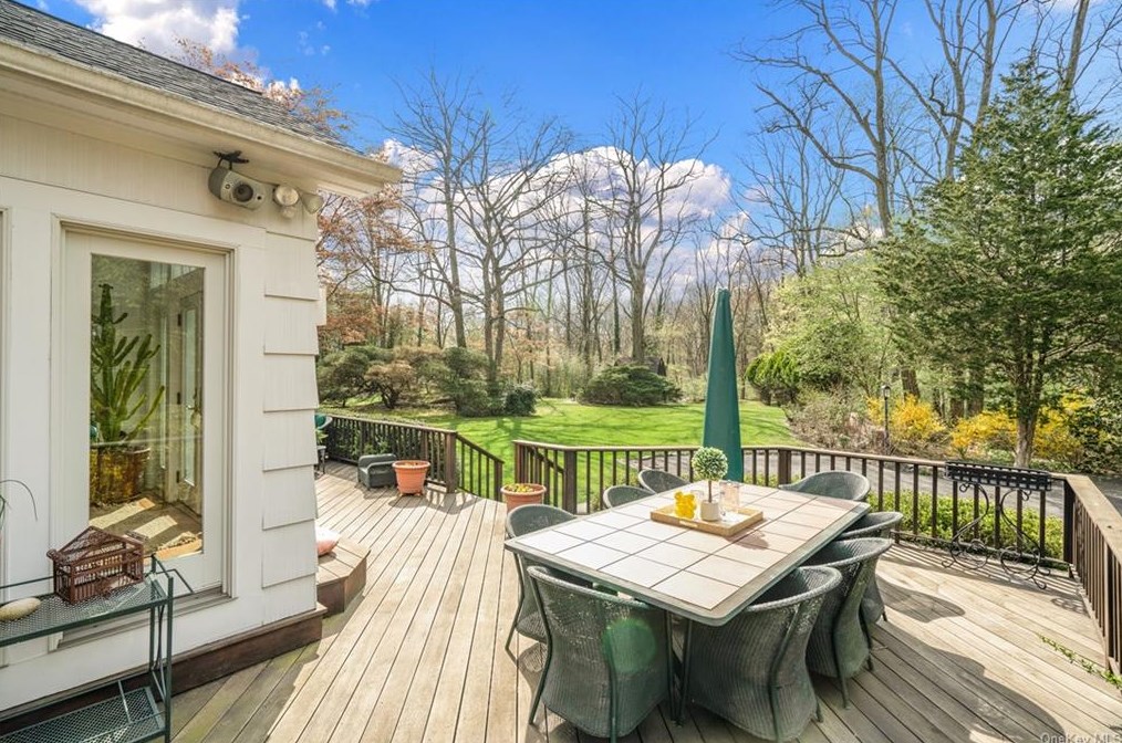 364 West St, Harrison NY  10528-2509 exterior