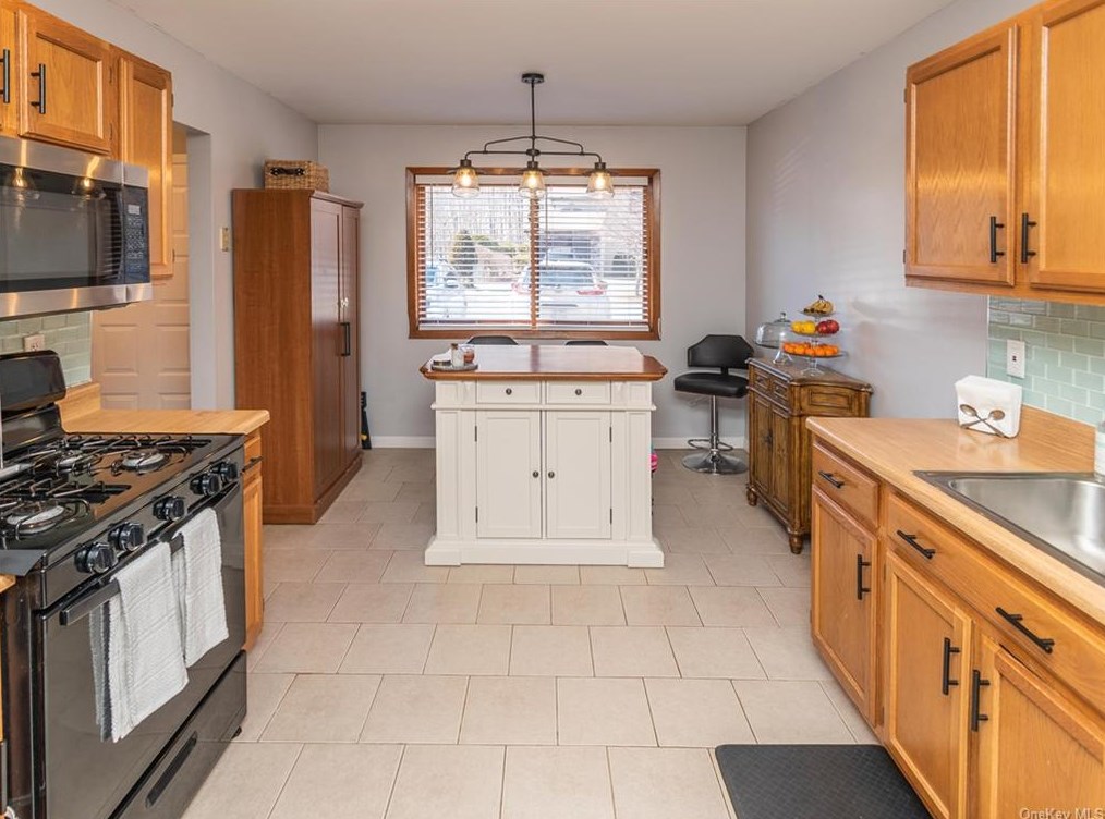 255 Heritage Ln, Monroe NY  10950-5141 exterior