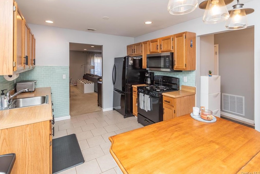 255 Heritage Ln, Monroe NY  10950-5141 exterior