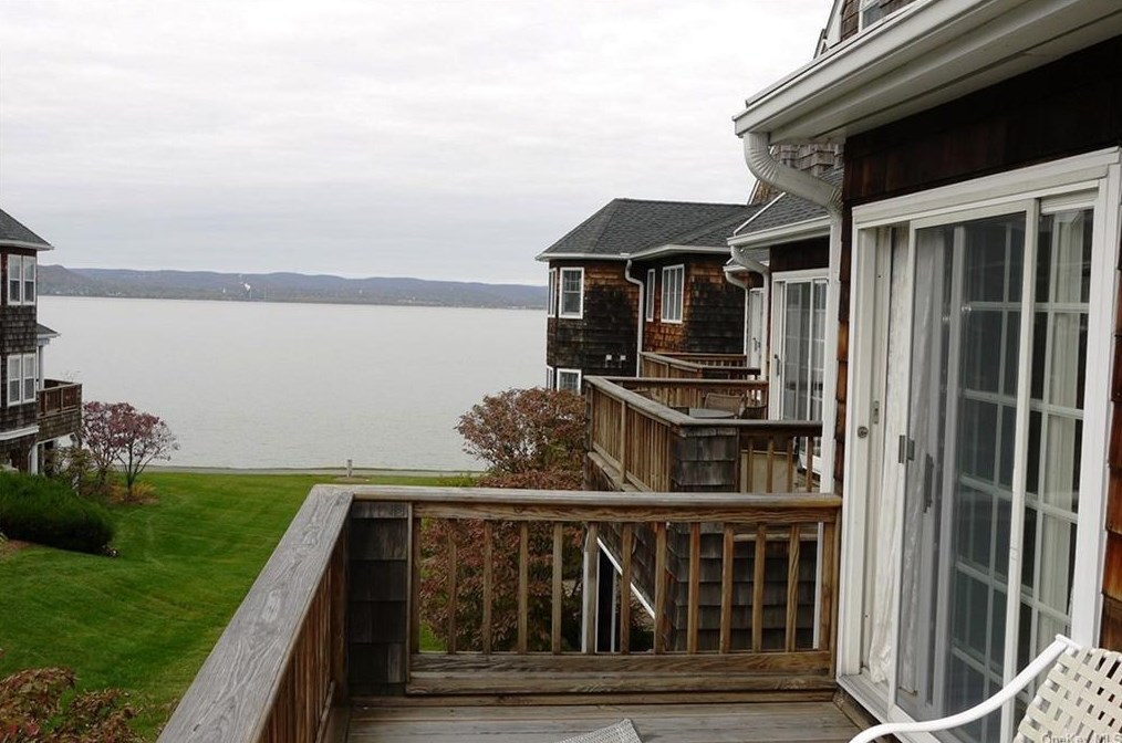 518 Half Moon Bay Dr, Croton On Hudson NY  10520-3104 exterior