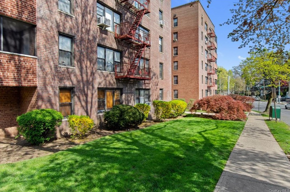 555 Mclean Ave, Yonkers NY  10705-4661 exterior