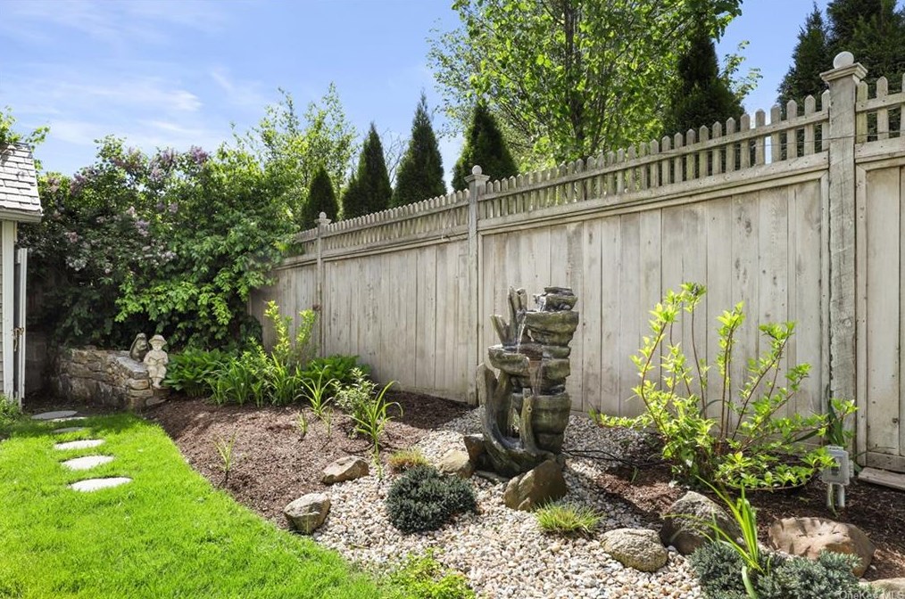 48 Bedford Rd, Katonah NY  10536-2119 exterior