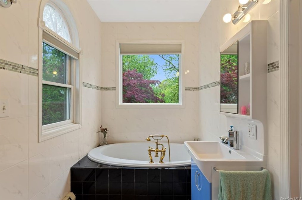 51 Van Wyck St, Croton On Hudson NY  10520-2525 exterior