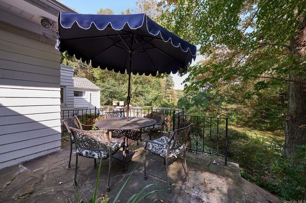 1059 Quaker Bridge Rd, Croton On Hudson NY  10520-3513 exterior