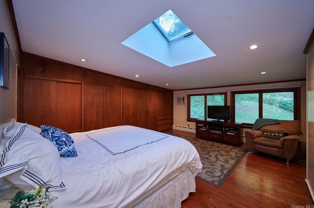 1059 Quaker Bridge Rd, Croton On Hudson NY  10520-3513 exterior