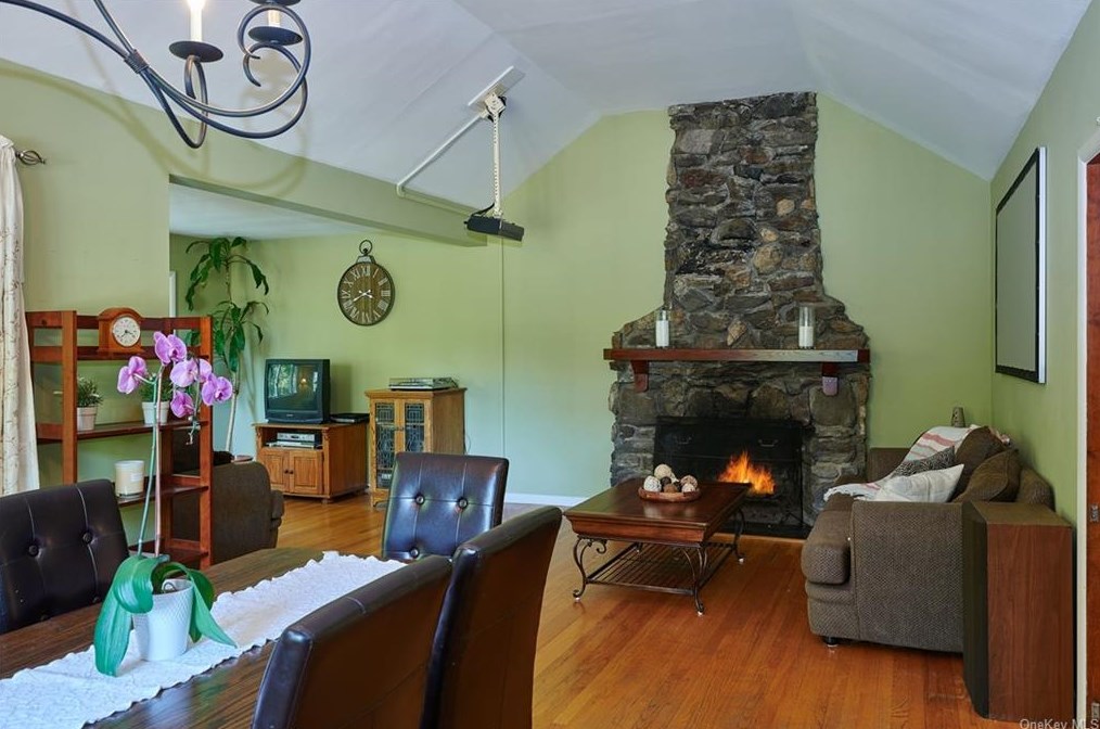 1059 Quaker Bridge Rd, Croton On Hudson NY  10520-3513 exterior