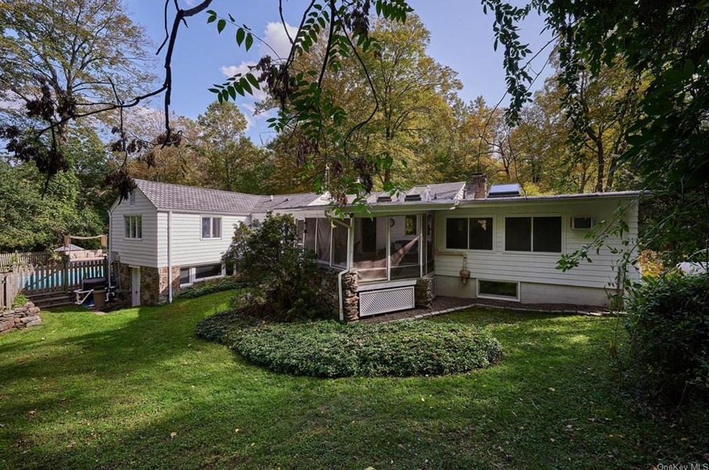 1059 Quaker Bridge Rd, Croton On Hudson NY  10520-3513 exterior