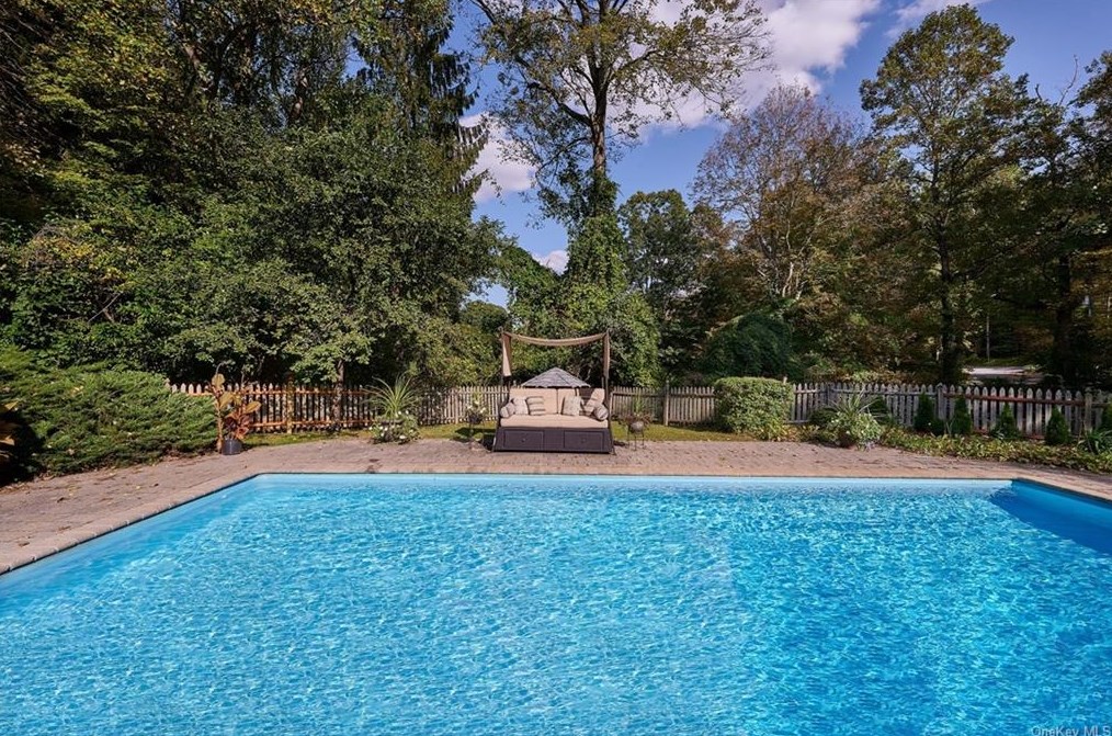 1059 Quaker Bridge Rd, Croton On Hudson NY  10520-3513 exterior