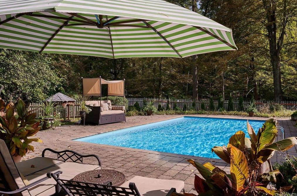 1059 Quaker Bridge Rd, Croton On Hudson NY  10520-3513 exterior