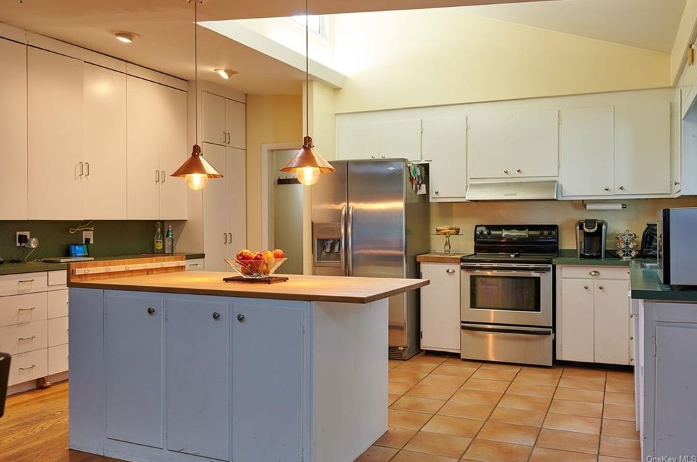 1059 Quaker Bridge Rd, Croton On Hudson NY  10520-3513 exterior