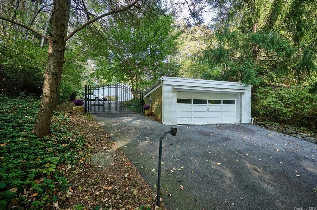 1059 Quaker Bridge Rd, Croton On Hudson NY  10520-3513 exterior