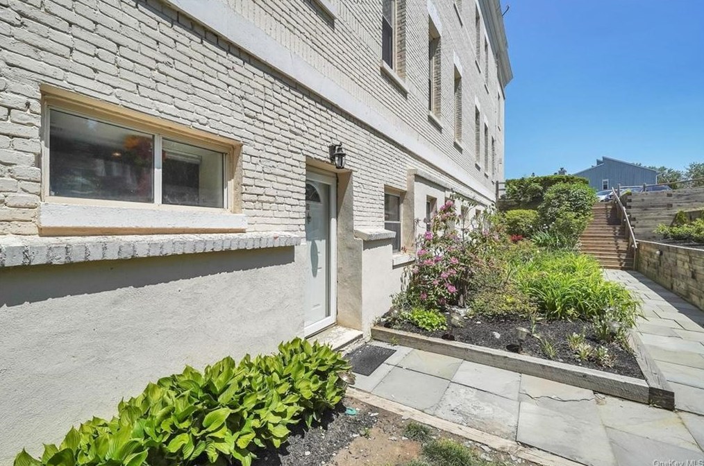 10 Waterview Est, Peekskill NY  10566-4437 exterior