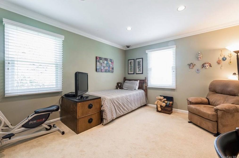 12 Meadow Ln, New City NY  10956-5408 exterior