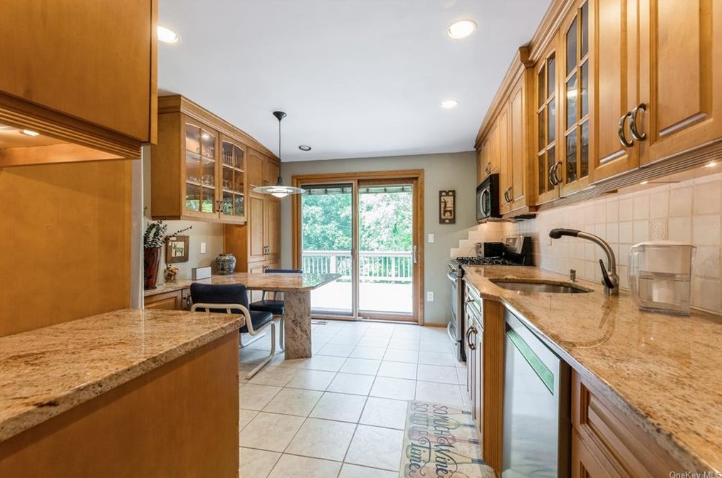 12 Meadow Ln, New City NY  10956-5408 exterior