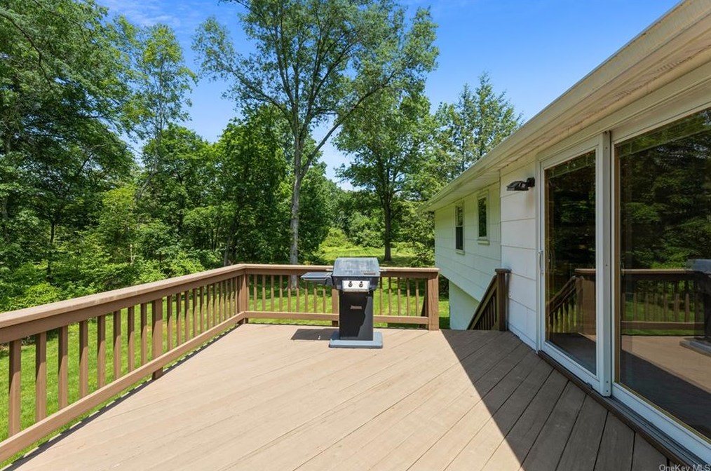 12 Meadow Ln, New City NY  10956-5408 exterior