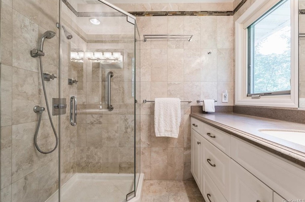 12 Meadow Ln, New City NY  10956-5408 exterior